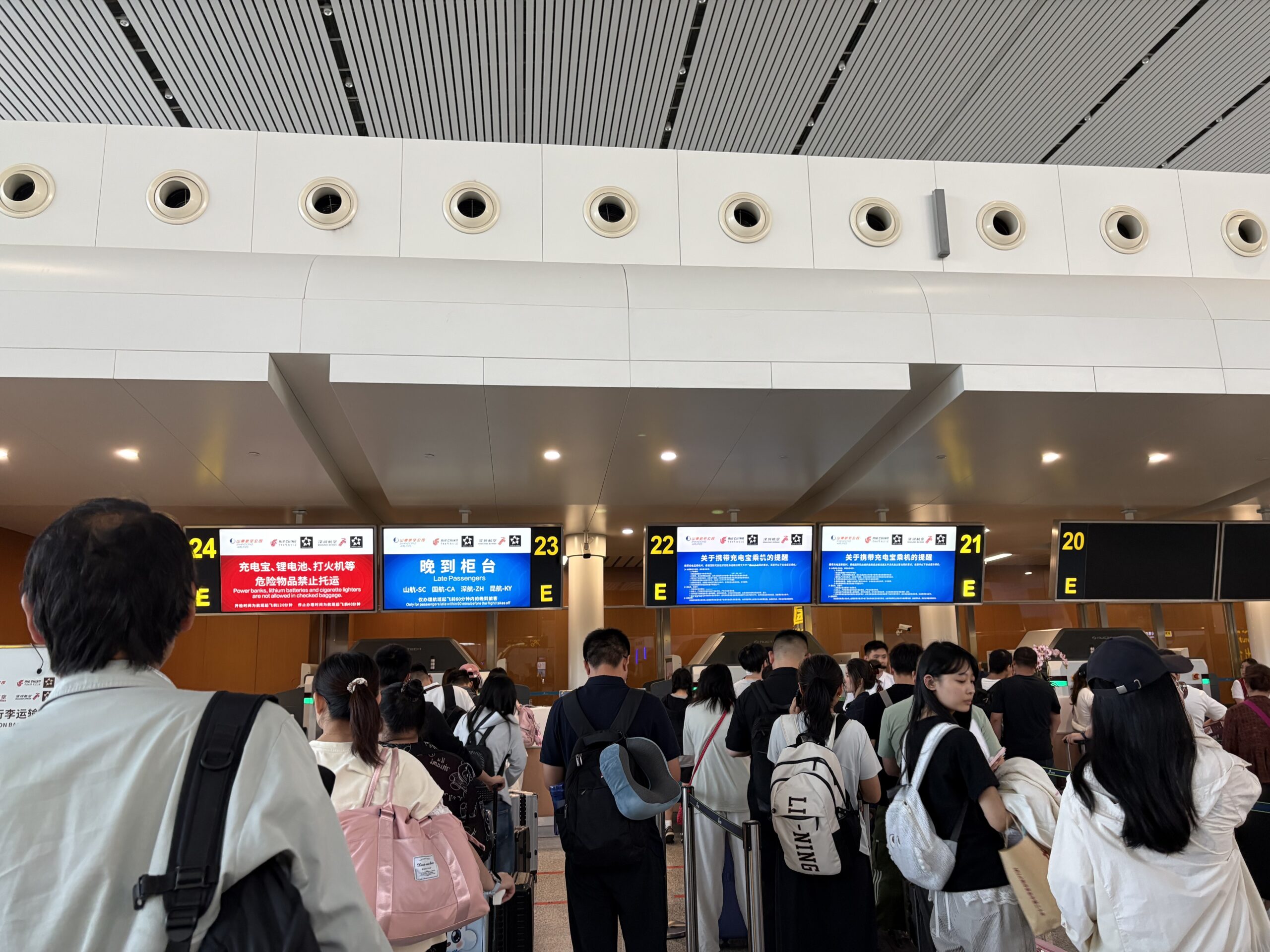 山東航空チェックインカウンター（3時間前オープン）