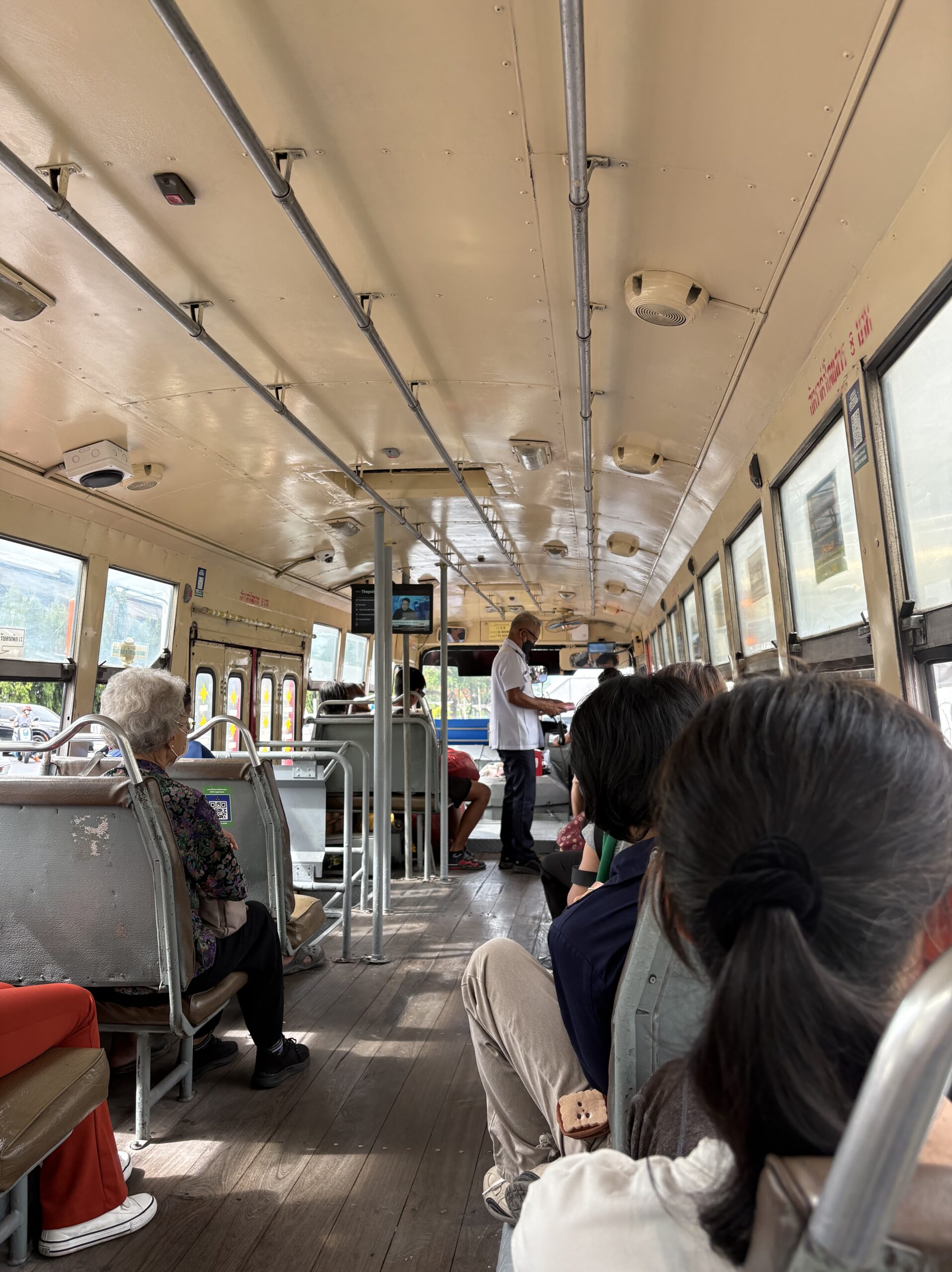 バス車内・車掌さんが運賃を回収