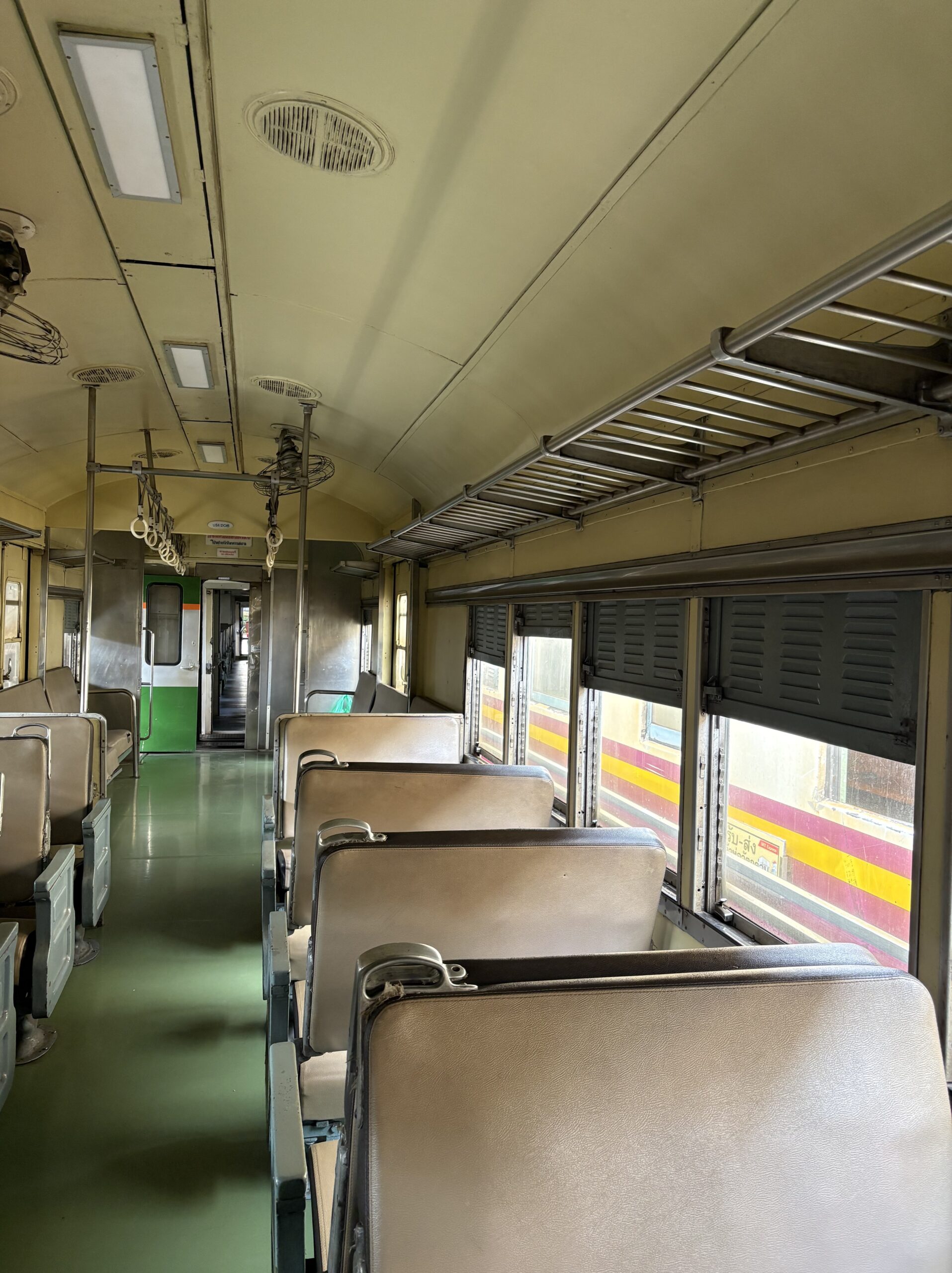 車内の様子・窓開け放題