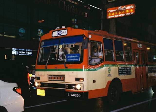53番赤バスの外観