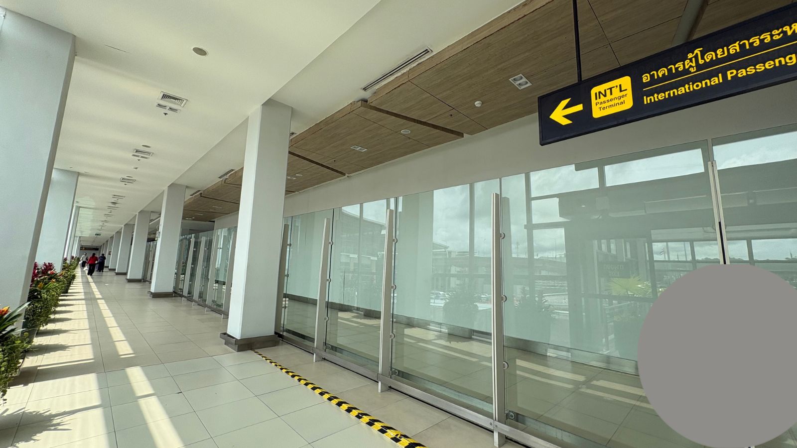 プーケット空港の国内線から国際線へ向かう屋内通路