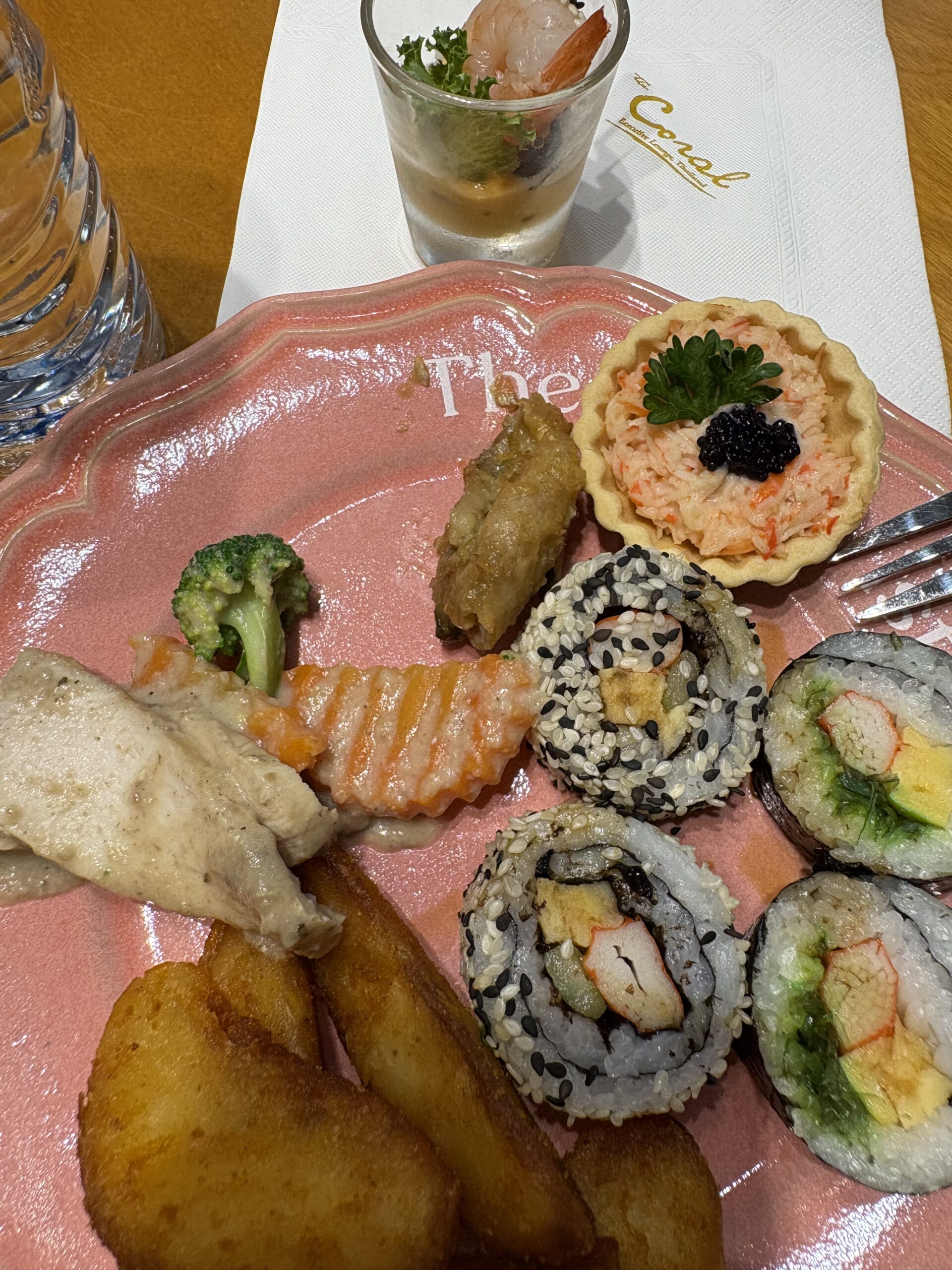 Coral Premium Departure Loungeでいただいた料理とキャビアが乗った料理