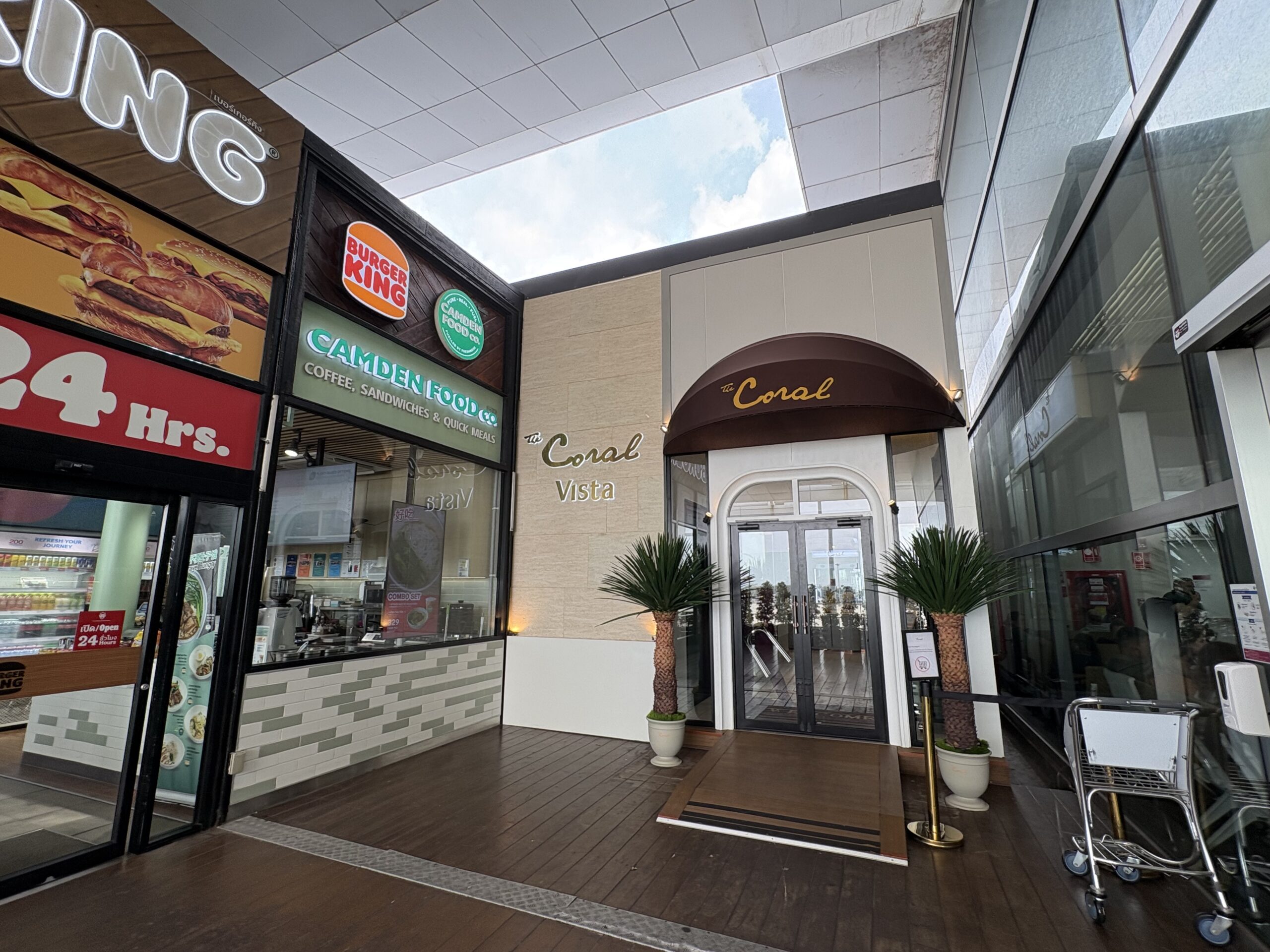 プーケット国際空港 Coral Premium Departure Loungeの入口。Burger Kingの隣