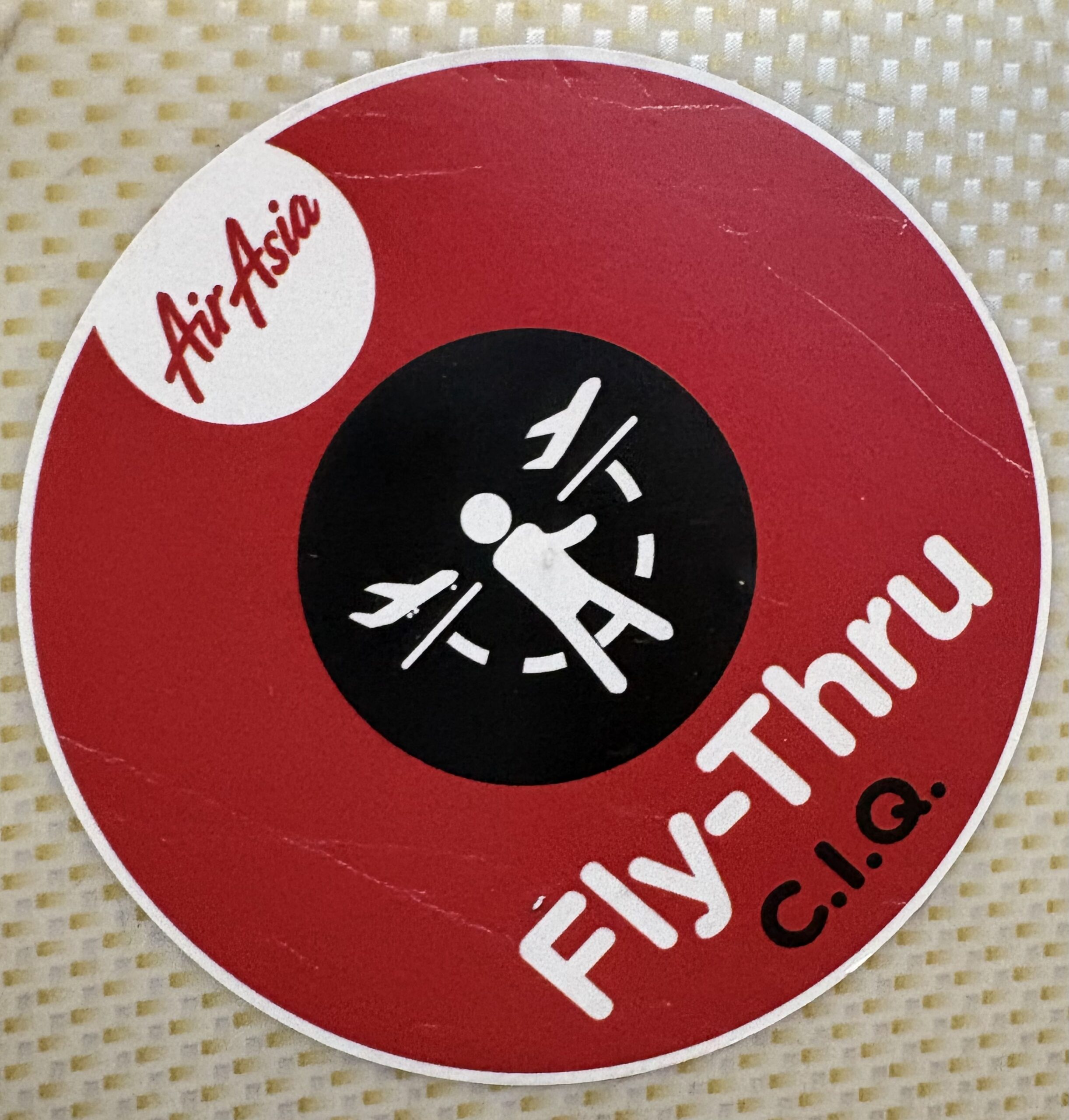 AirAsiaのFLY-THRUで貼られた赤いシール